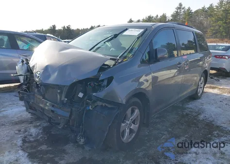 2014 Toyota Sienna Le V6 8 Passenger z USA, uszkodzony, nr VIN 5TDKK3DC4ES464714